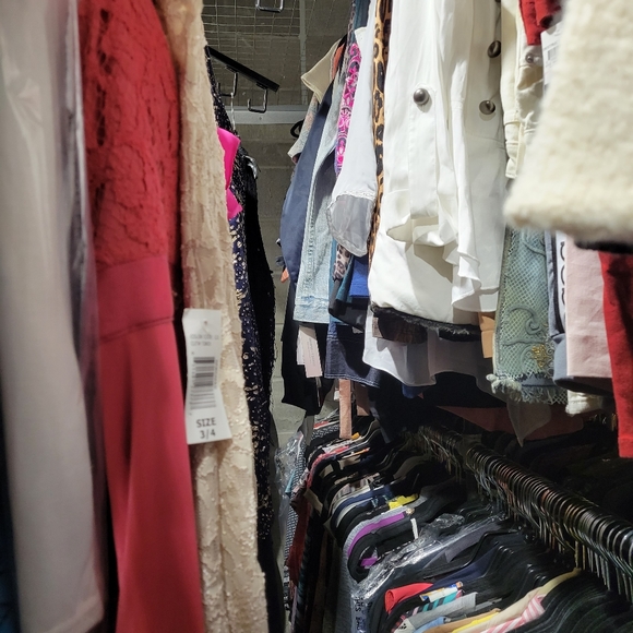 Wholesale 25pc NWT BUNDLES of clothing. GIANT mystery bundles. - Picture 2 of 12